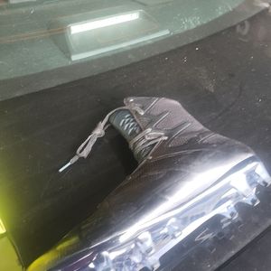 Baseball or football shoes. UNDER Armour... Black size 11